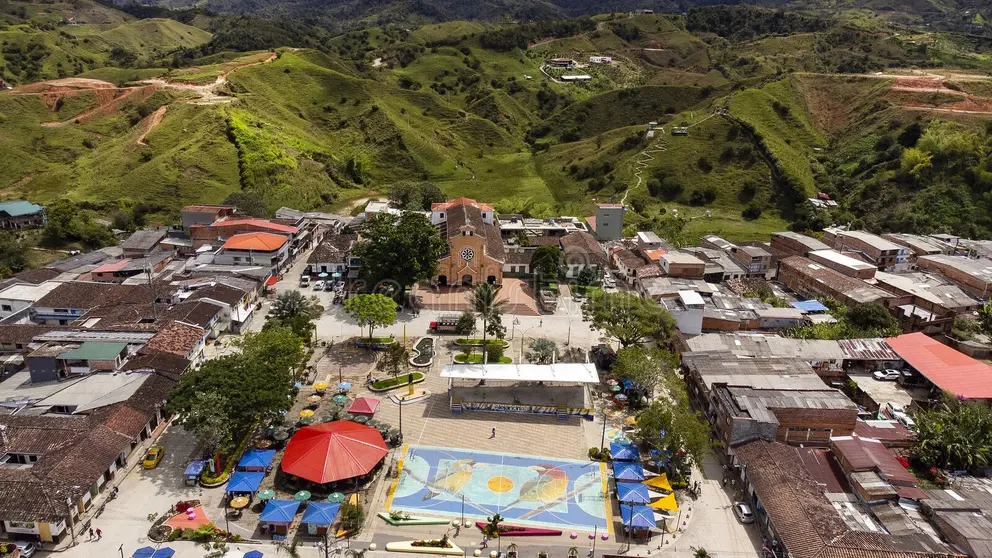 Vista aérea de Alejandría, Antioquia, rodeada de ríos y montañas