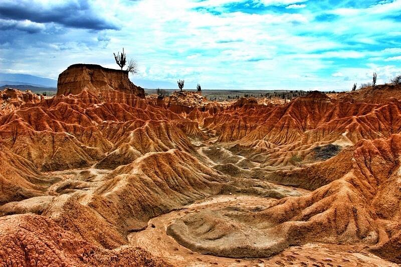Medellin-Tatacoa Desierto de la Tatacoa — cañones rojos y cielo abierto del Huila