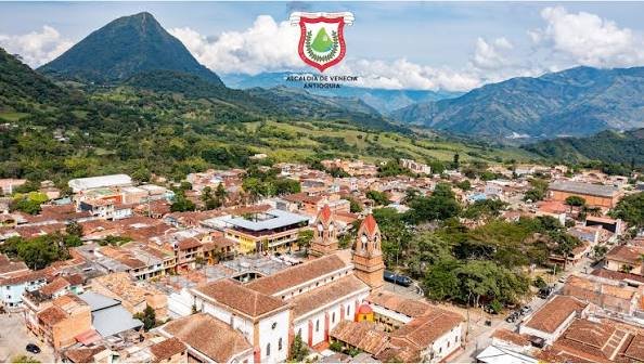 Medellin Venecia Ruta en moto Medellín a Venecia, Antioquia, con el Cerro Tusa de fondo