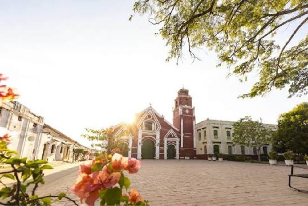 Ruta en moto Medellín a Mompox — vista del pueblo colonial y el río Magdalena