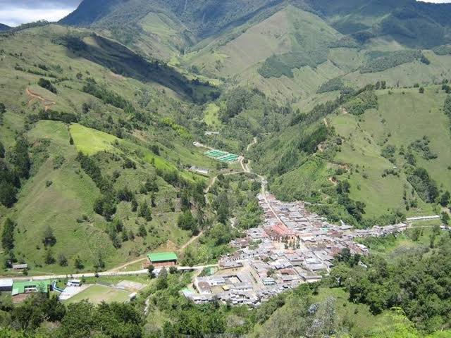 Medellin-Abriaqui Paisaje de montaña en el Occidente antioqueño, camino a Abriaquí