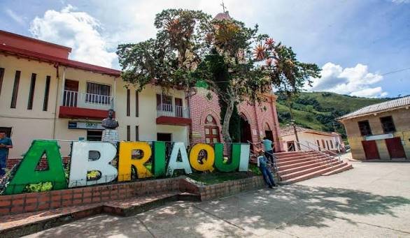 Medellin-Abriaqui Vía rural y paisaje verde en el tramo final hacia Abriaquí