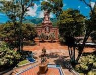 Parque principal de San Carlos, Antioquia, con su iglesia y estatua