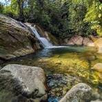 Charco natural entre rocas en el oriente antioqueño, cerca de San Carlos