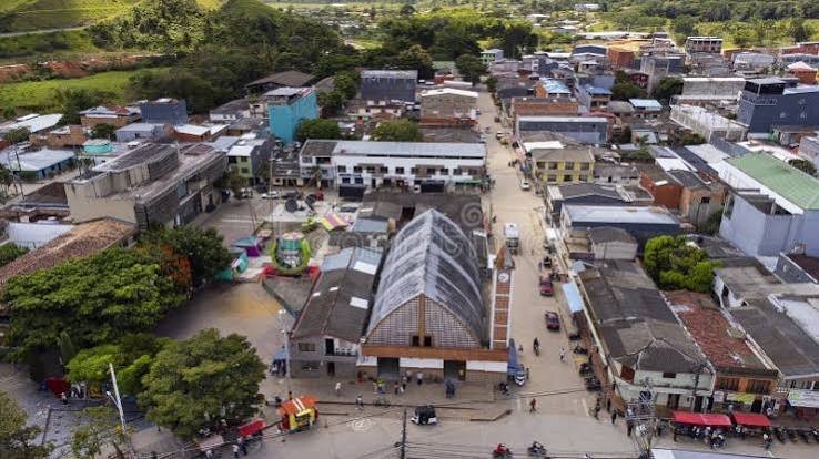 Vista aérea del centro de Vegachí, Antioquia, con la plaza y el mercado municipal