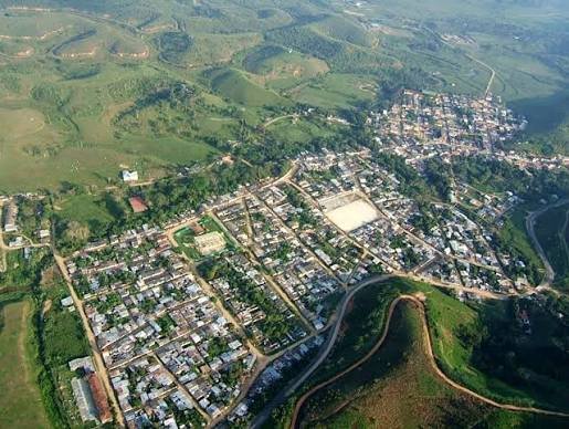 Vista aérea de Vegachí, Antioquia, rodeada de montañas del nordeste antioqueño