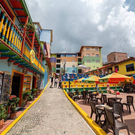Zócalos de colores en las calles de Guatapé