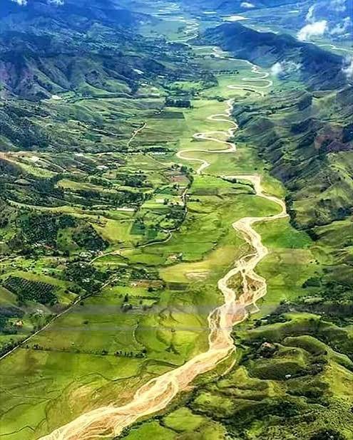 Valle del río Penderisco entre montañas de la cordillera Occidental